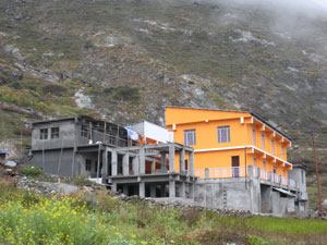 Construction &agrave; Badrinath 5 octobre 2016 - 3 (click image to enlarge)